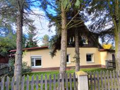 Wolnostojący dom dla jednej lub dwóch rodzin na ładnej działce w Jeżowie Sudeckim