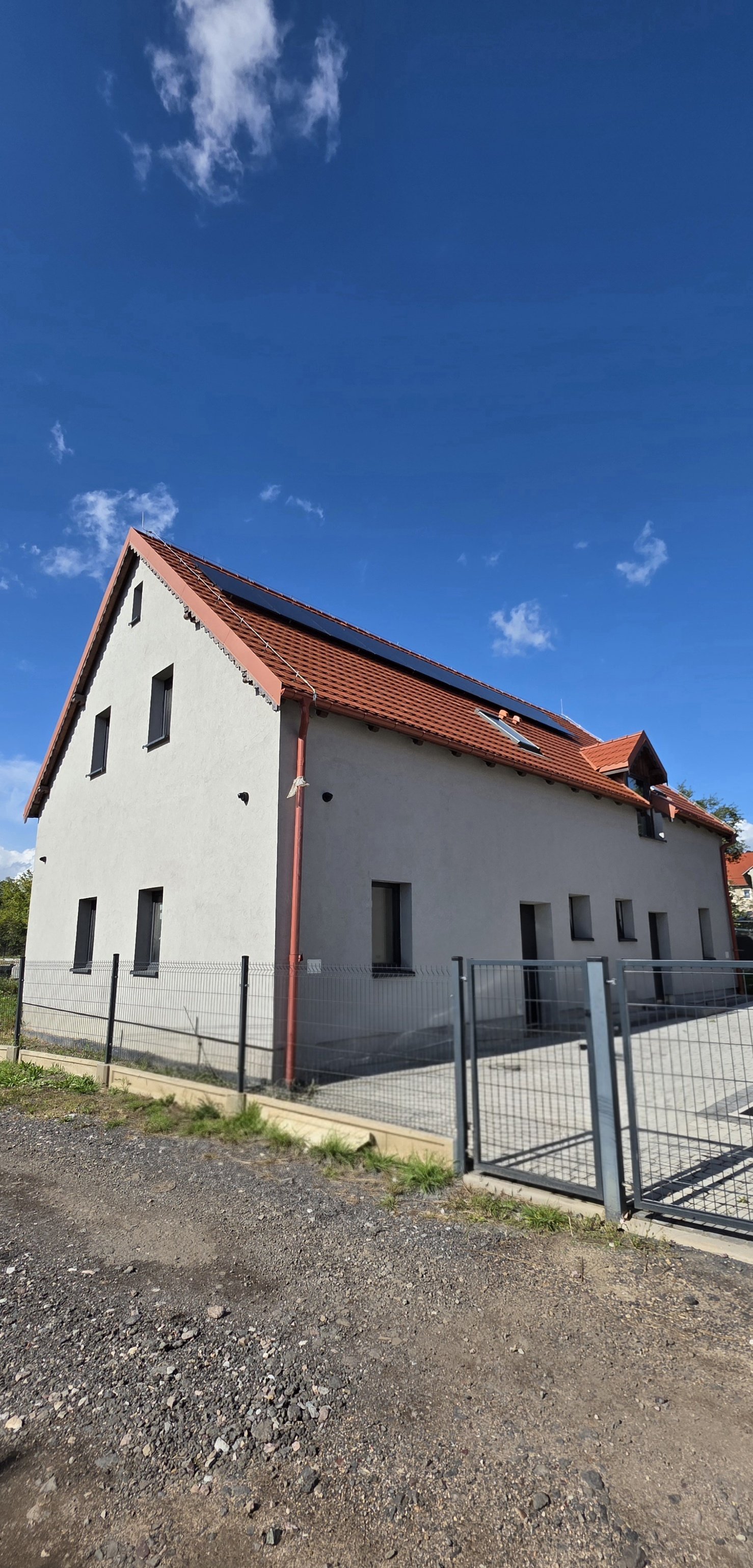 Połowa domu w podziale pionowym,  lokal mieszkalny dwupoziomowy z poddaszem, w Jeżowie Sudeckim