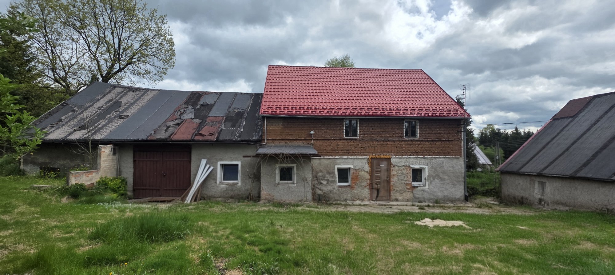 Dom z zabudowaniami gospodarczymi w Łomnicy
